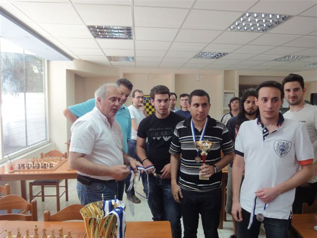 Ο Γιάννης Γεωργιάδης τρίτος με την ομάδα της Νίκαιας